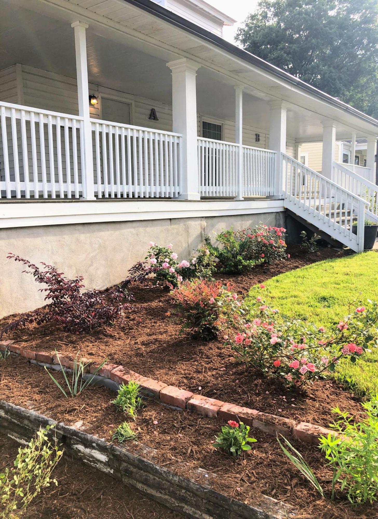 Recently Renovated Chic Durham Farmhouse Exterior foto